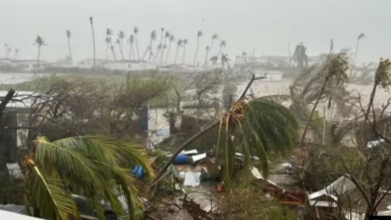 Quintana Roo en alerta amarilla por huracán 'Beryl'; suman más de 100 refugios