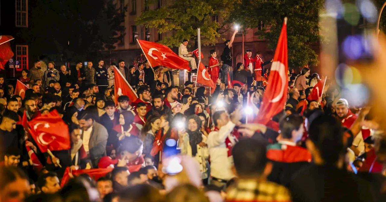 Duisburg: Fans feiern EM-Türkei-Sieg weitgehend friedlich​