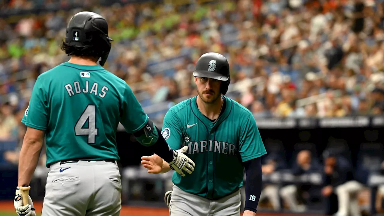 Seattle Mariners catcher Mitch Garver testing out injured wrist