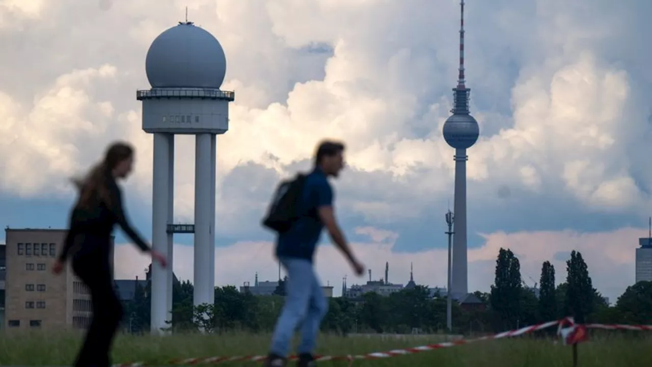 Tempelhofer Feld: Tempelhofer Feld: Bausenator weist Kritik zurück