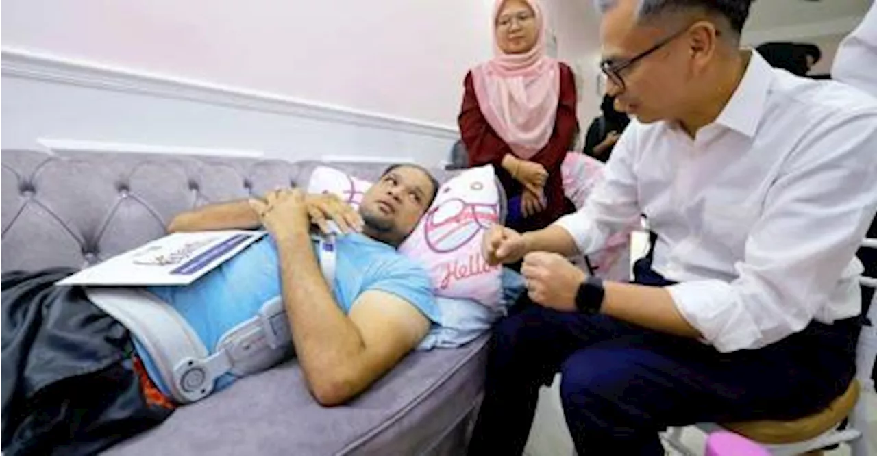 Fahmi presents Tabung Kasih@HAWANA assistance to cameraman injured while on duty