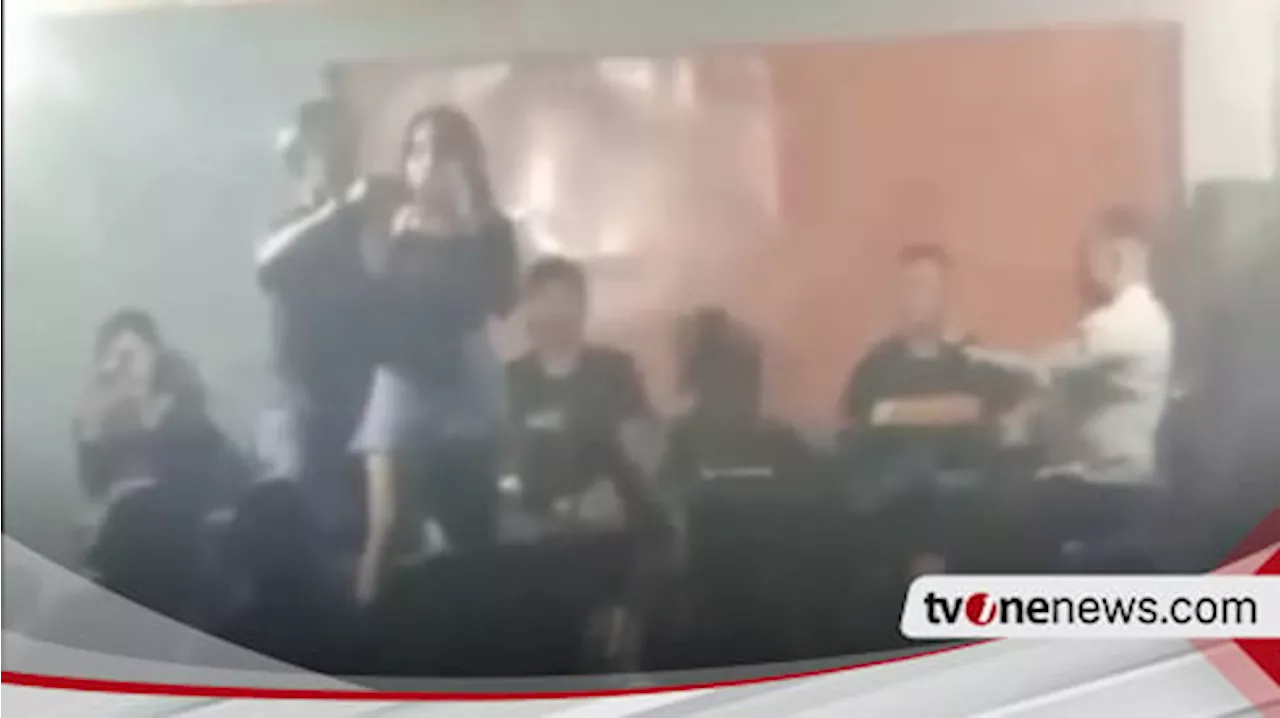 Gegara Pengaruh Miras, Seorang Kepala Sekolah di Purworejo Tendang Biduan Dangdut dari Atas Panggung