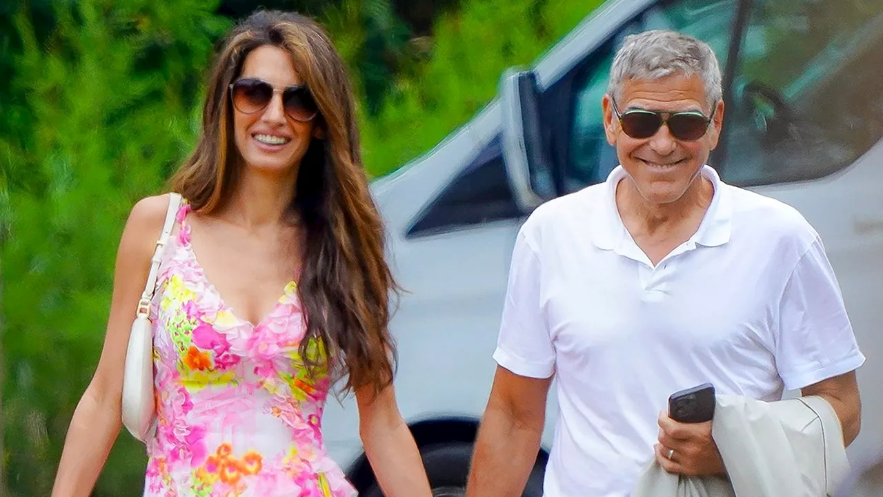 Amal Clooney con il miniabito a fiori di Versace rinnova lo stile Riviera-chic