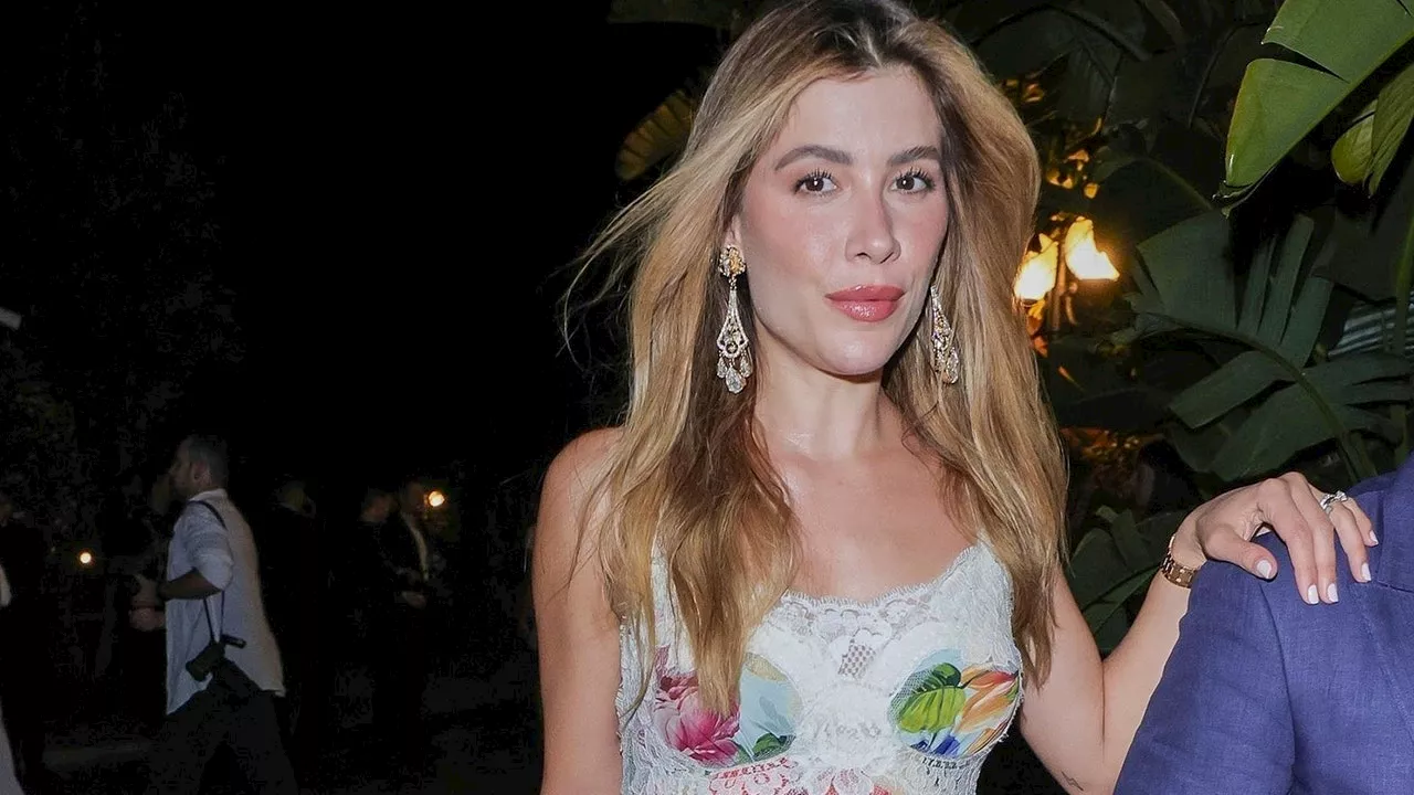 Michelle Salas lució un vestido lencero de flores y zapatos pumps color moca en Italia