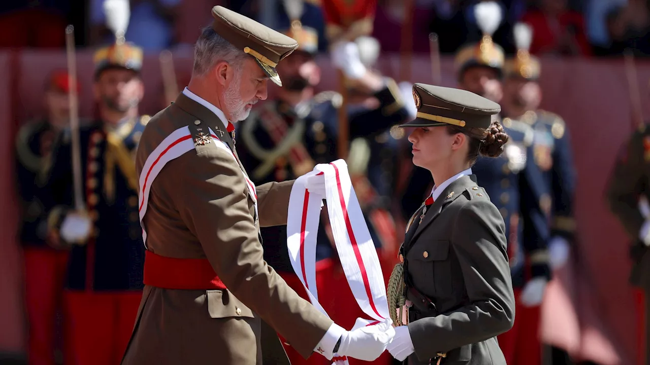 Alférez Leonor: la Princesa de Asturias finaliza su etapa en la Academia Militar de Zaragoza y recibe su diploma de manos del Rey