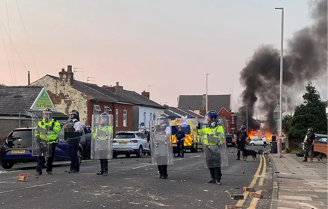 Royaume-Uni : Des affrontements entre la police et les manifestants éclatent à Southport après l’attaque au couteau