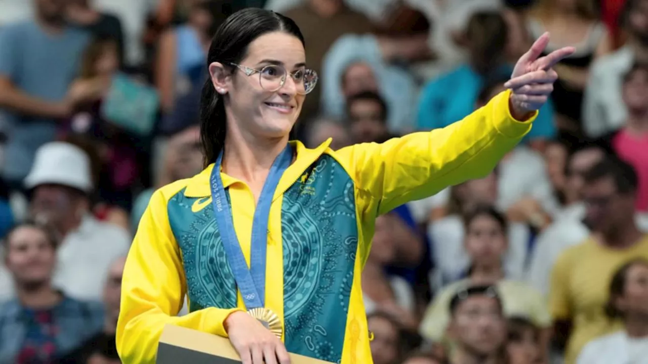 Kaylee McKeown picks young girl out of the crowd after winning 100m backstroke gold