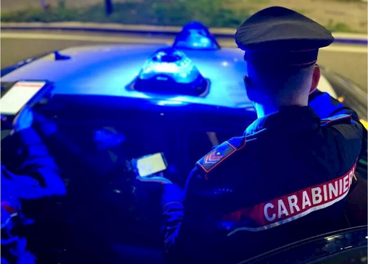 In fuga dai carabinieri finiscono fuori strada, un morto