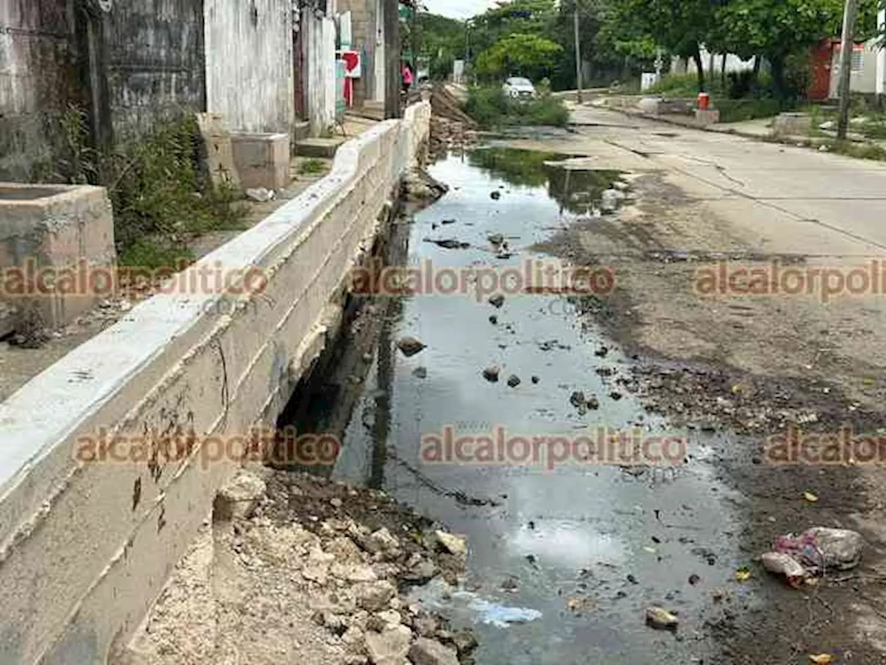 En Coatza, tuvieron que bloquear calle por dos años para que por fin la arreglaran