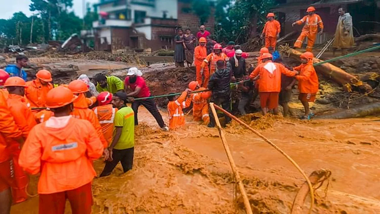 Wayanad landslides: खोजी कुत्तों और उपकरण के साथ बचाव टीम हवाई मार्ग से वायनाड पहुंची, सेना की ली जा रही मदद