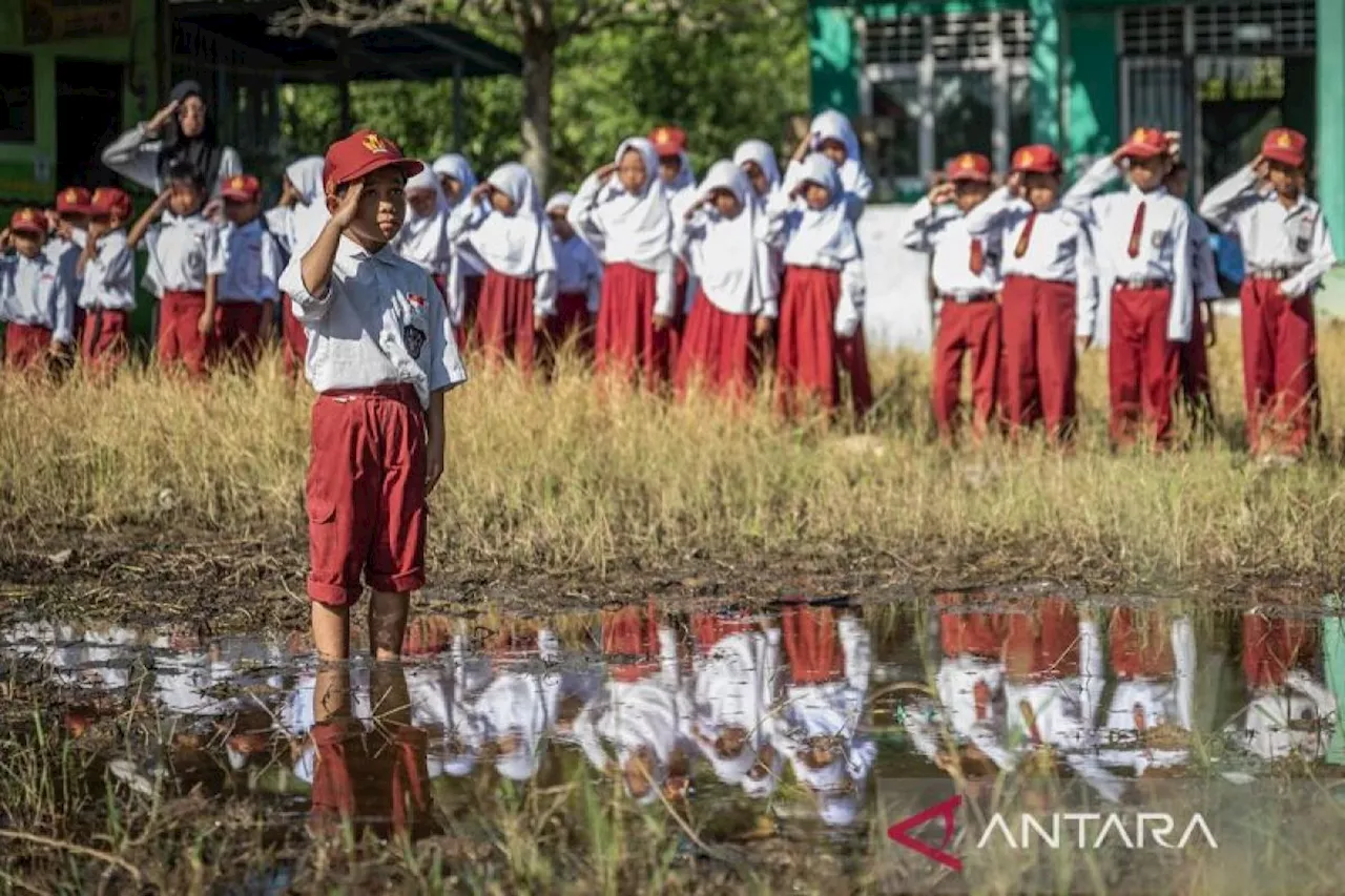 Siswa SD Negeri Basirih 10 Banjarmasin, gelar upacara bendera di halaman tergenang air dan berlumpur