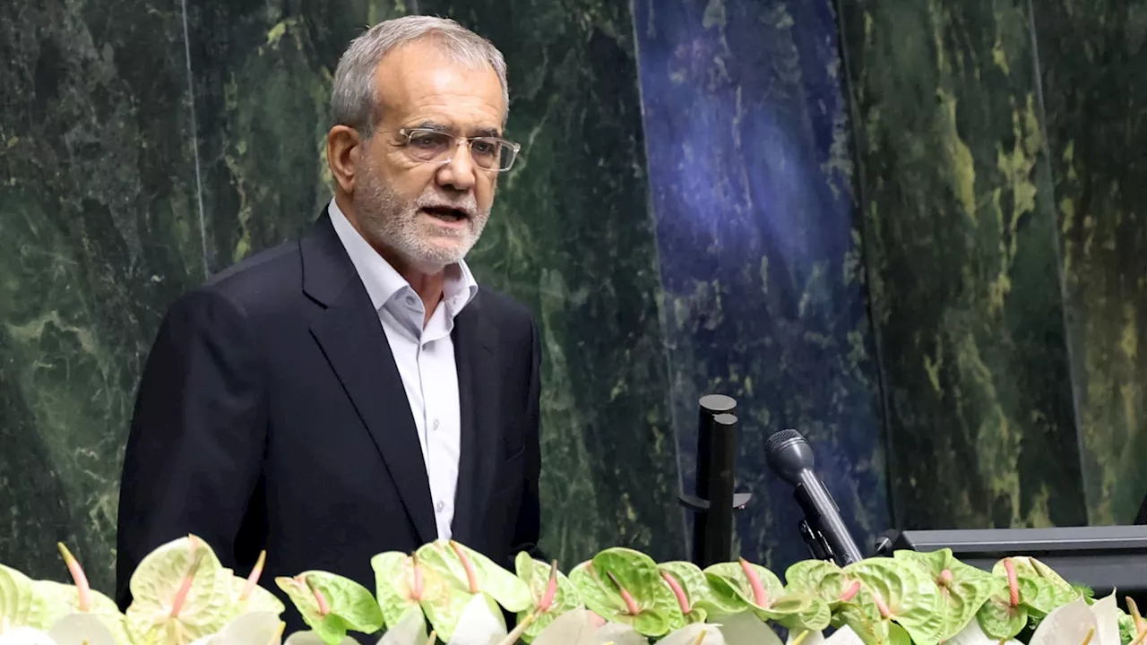 Iran: le président Pezeshkian prête serment devant le Parlement, deux mois après la mort de Raïssi