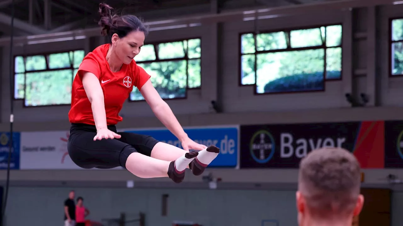 Salto auf der Sommerreise: Annalena Baerbock geht in die Luft