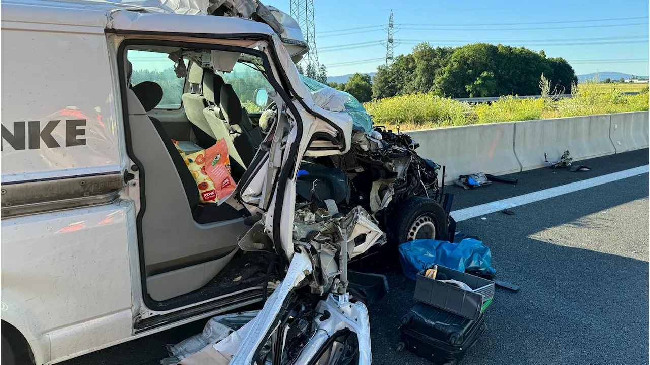 Tödlicher Unfall auf A9: Kleintransporter prallt auf Lkw