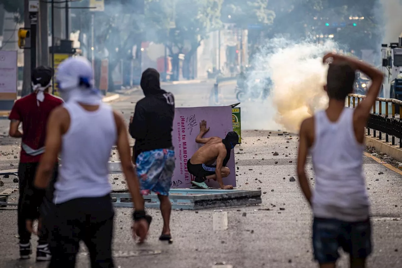 Al menos once civiles han muerto en protestas contra gobierno de Maduro: ONG