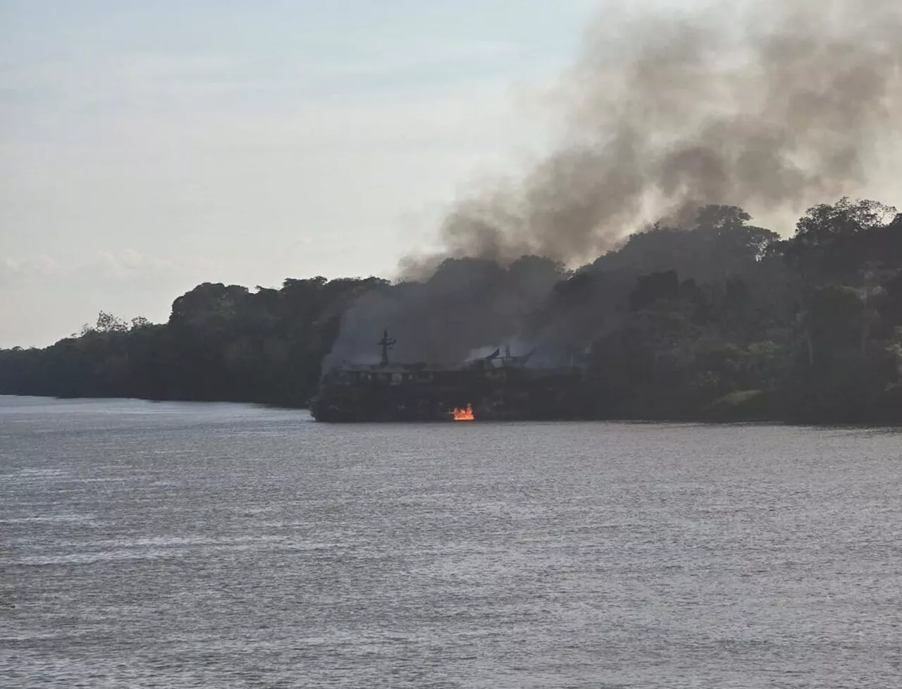 Grande embarcação de passageiros pega fogo no Amazonas; Marinha é acionada e fala em “diversas vítimas”