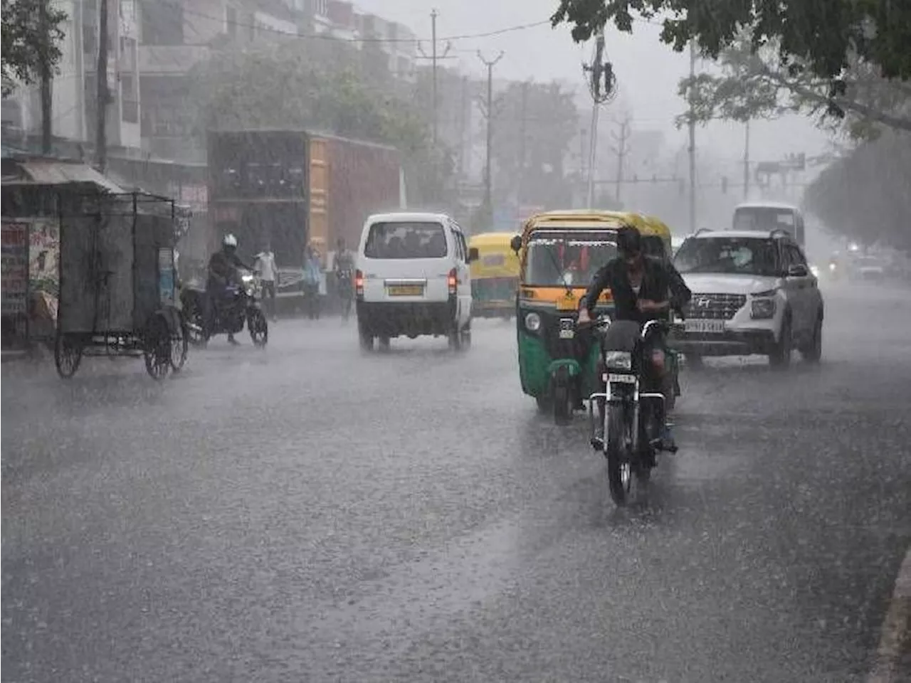 कानपुर में शाम को बदला मौसम का मिजाज: घने काले बादल छाए लेकिन रिमझिम बरस कर निकल गए; लोगों को उमस से मिली र...