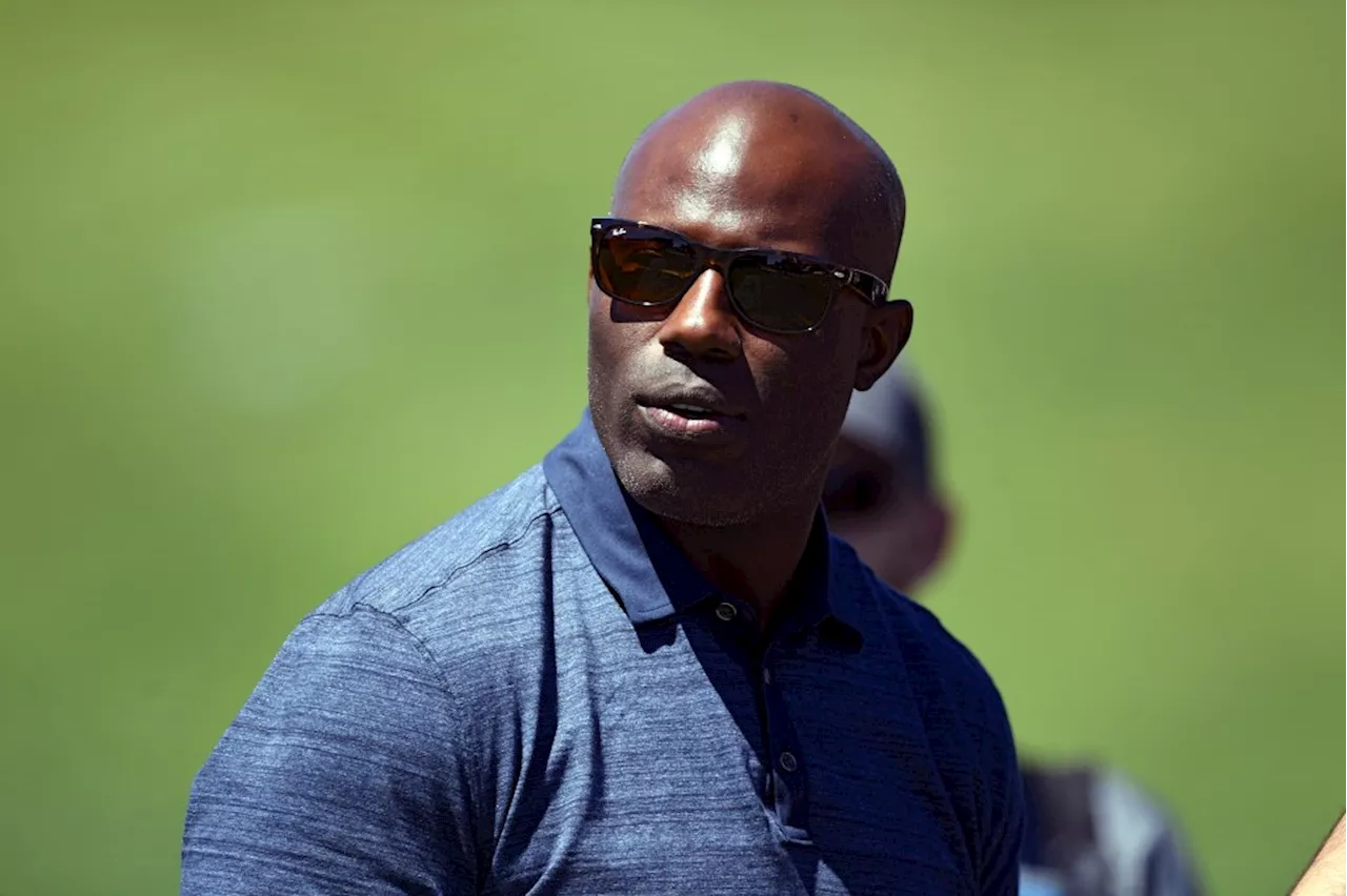 Terrell Davis banned from United Airlines after tapping flight attendant on shoulder