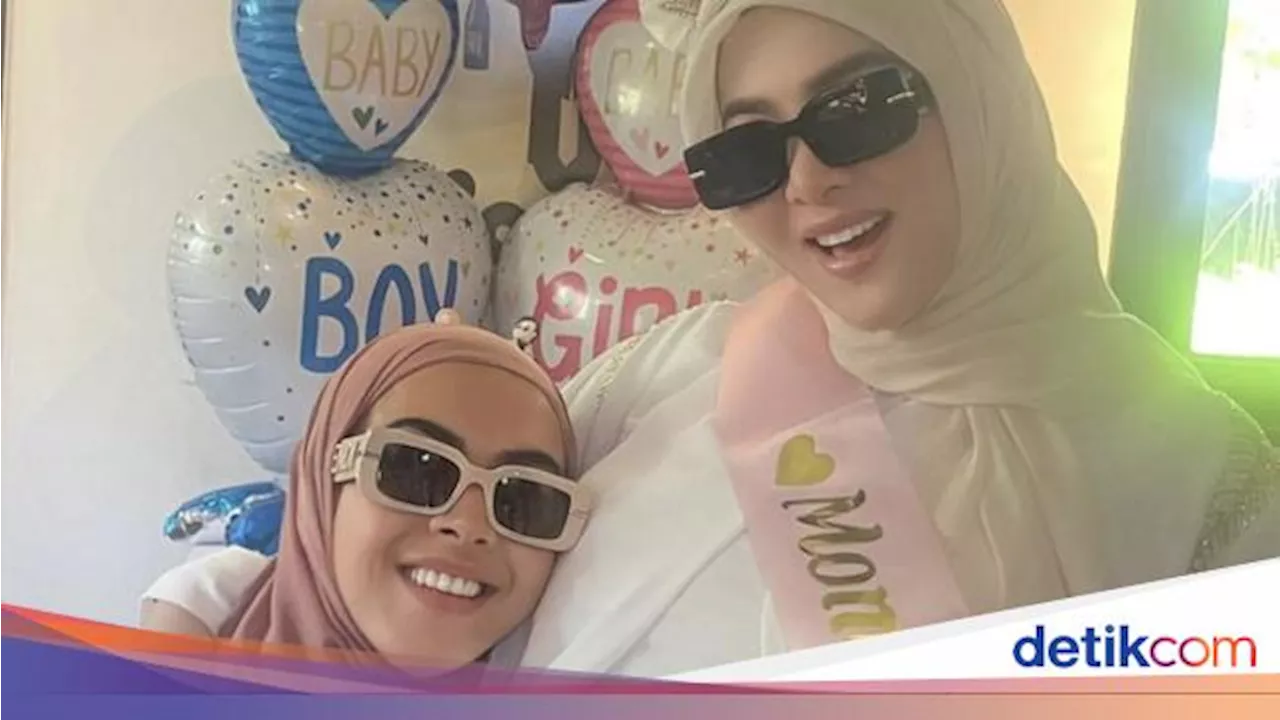 Kebahagiaan Syahrini Diberikan Kejutan oleh Keluarga dan Teman Jelang Lahiran