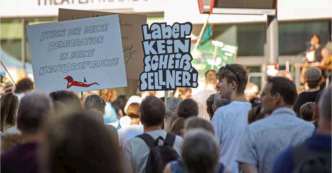 Tausende protestieren in Deutschland gegen Rechtsextremisten Sellner