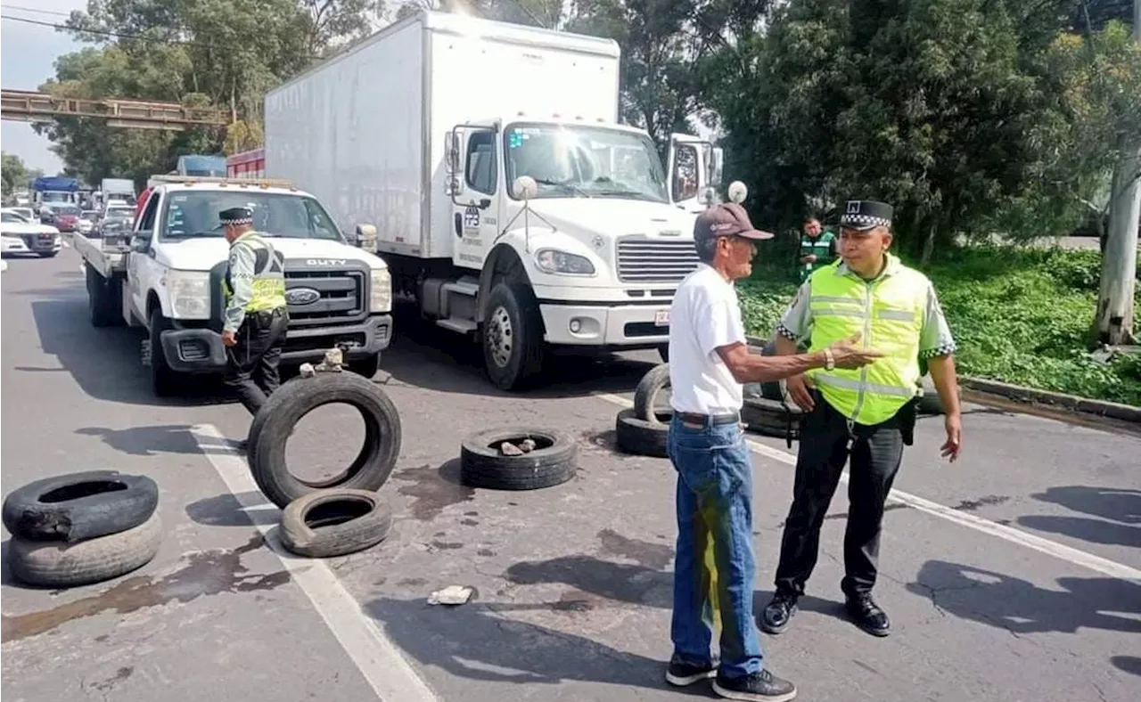 Vecinos de San Salvador Atenco bloquean carretera Lechería-Texcoco para exigir cambios en Comité de Agua