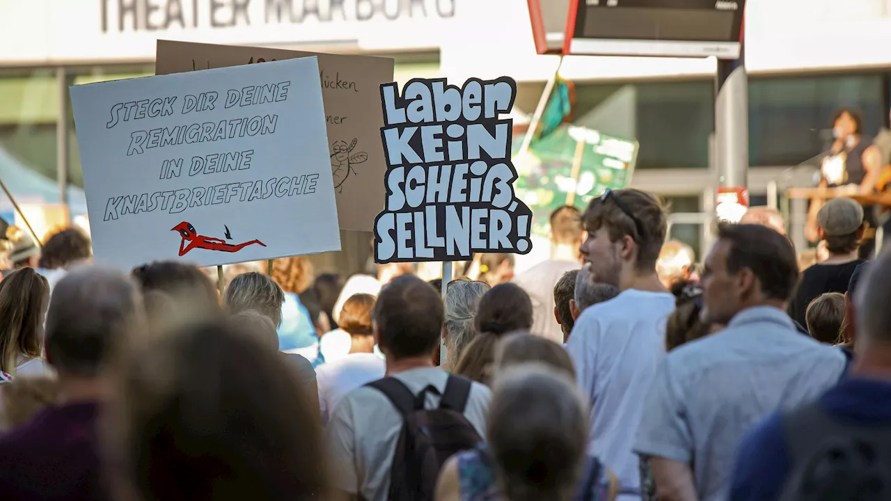 Großdemo gegen Martin Sellner - Auftritt blockiert – Sellner muss neben Dönershop lesen