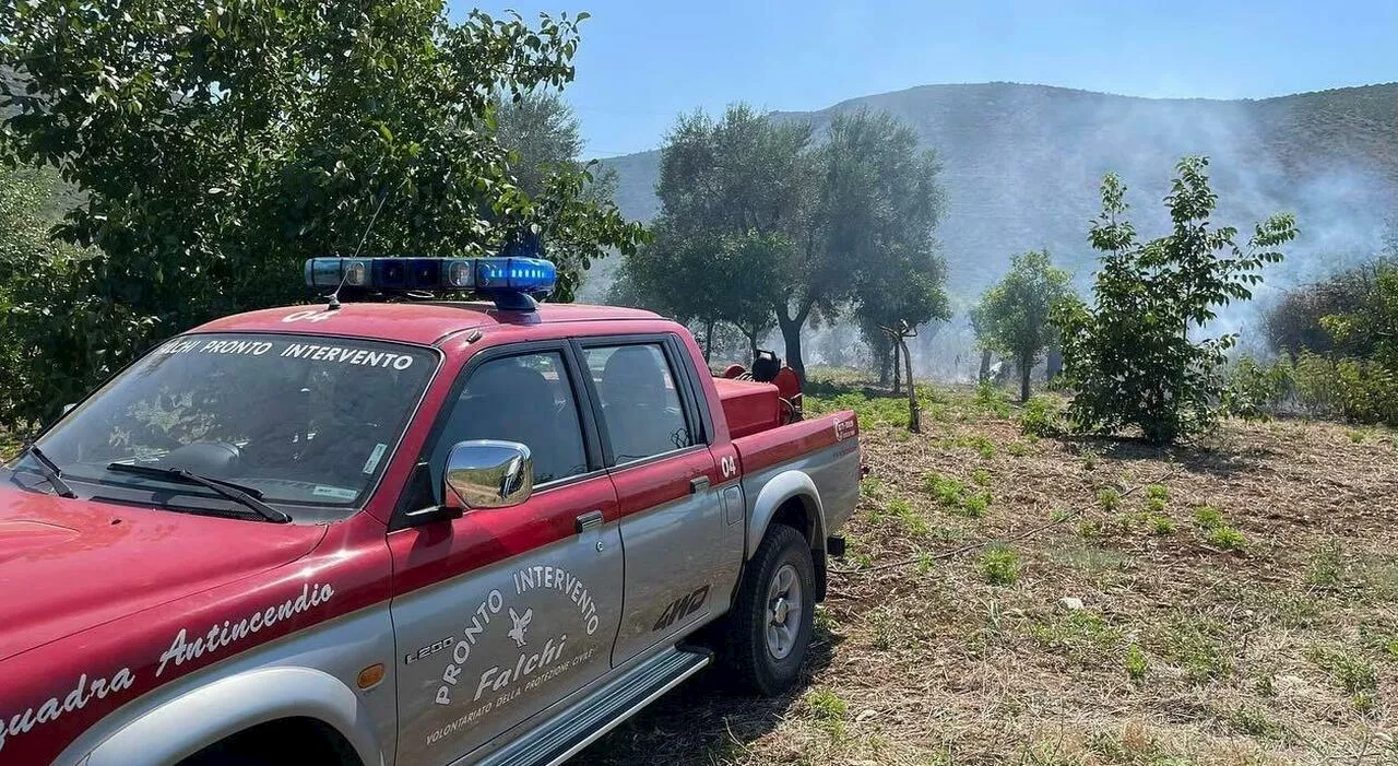 Chiusa l'Appia tra Fondi e Itri per un grosso incendio in località Sant'Andrea