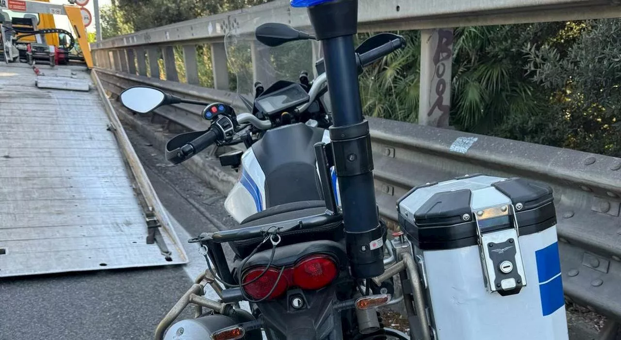 Ostia, auto pirata travolge due vigili al posto di blocco: caccia alle due donne a bordo (con targa francese)