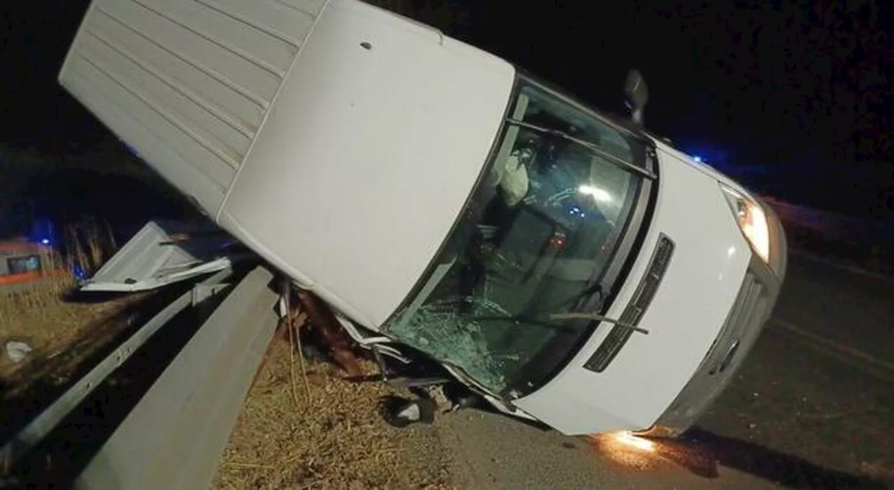 Roma, in fuga dai carabinieri con il furgone rubato: ladro si schianta e muore. L’incidente nella notte su via