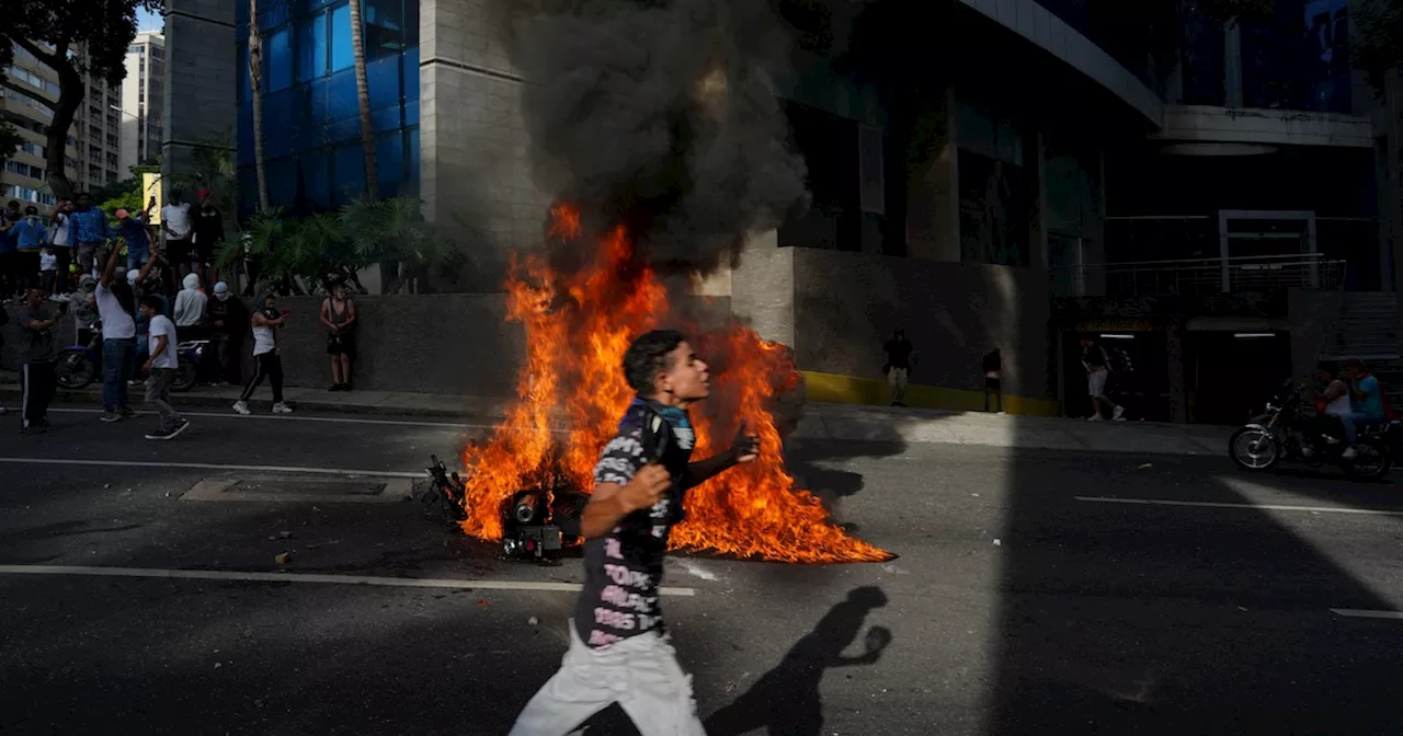 I violenti scontri durante le proteste contro la vittoria di Maduro in Venezuela