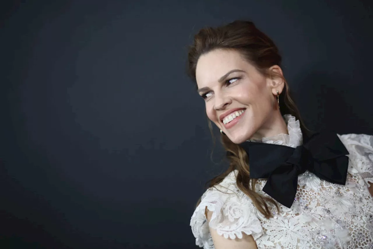 Hilary Swank compie 50 anni: auguri alla star passata dalla povertà agli Oscar