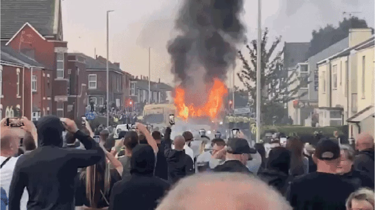 Cidade britânica onde três meninas foram mortas a facadas sofre com manifestações