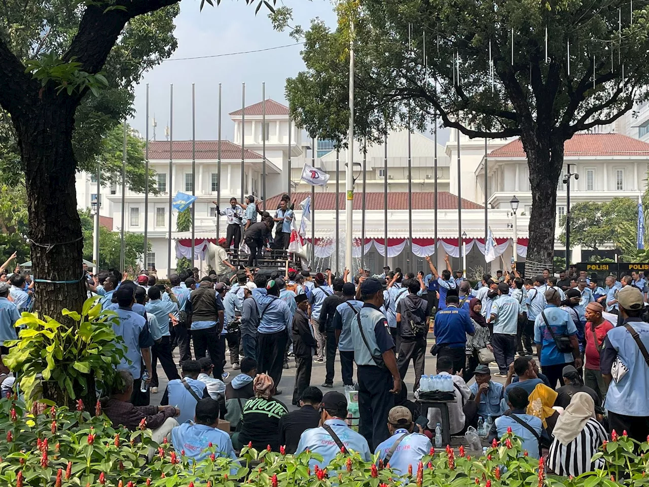 Sopir JakLingko Demo di Balai Kota, Ini Tuntutan yang Disampaikan