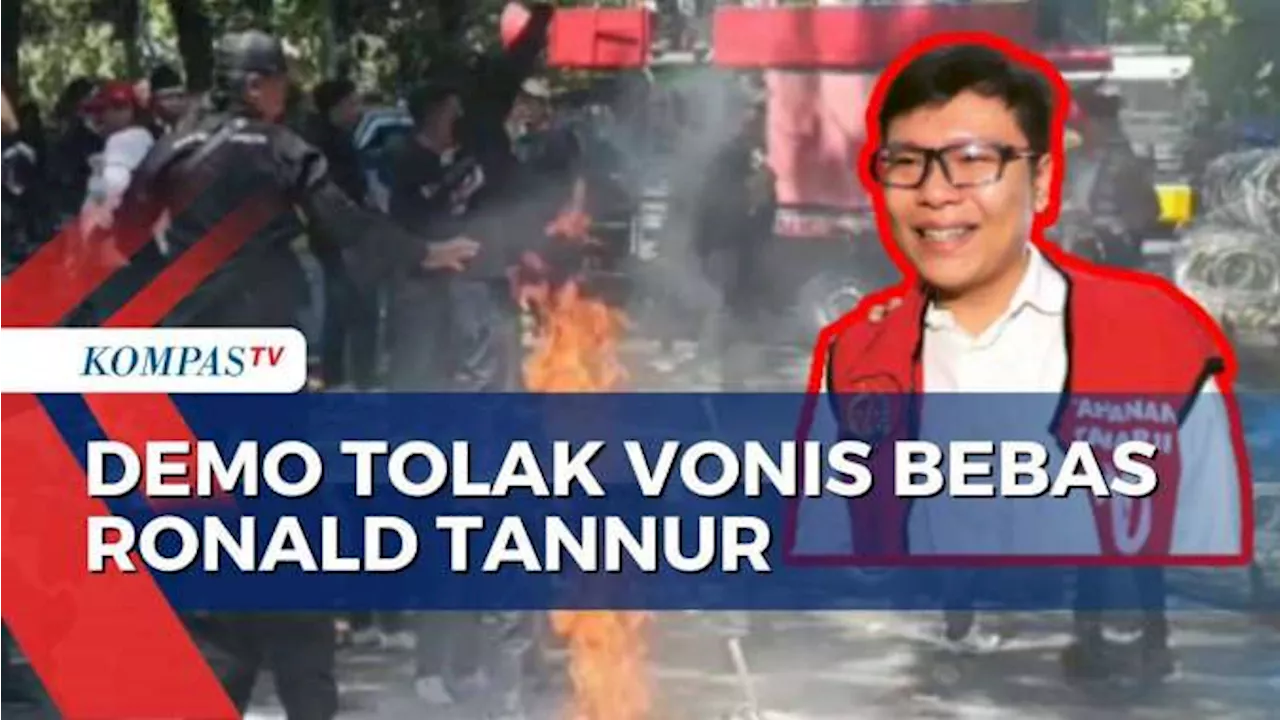 Tolak Vonis Bebas Ronald Tannur, Massa Gelar Aksi Bakar Ban di Depan PN Surabaya