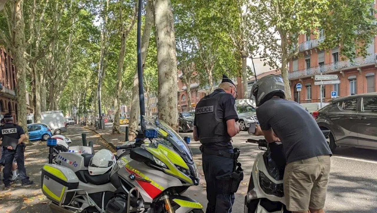 Les deux-roues et leurs pilotes sous contrôle dans le centre de Toulouse