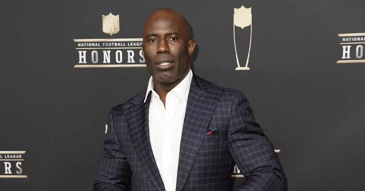 United says ban on Terrell Davis is gone — and so is flight attendant involved in incident