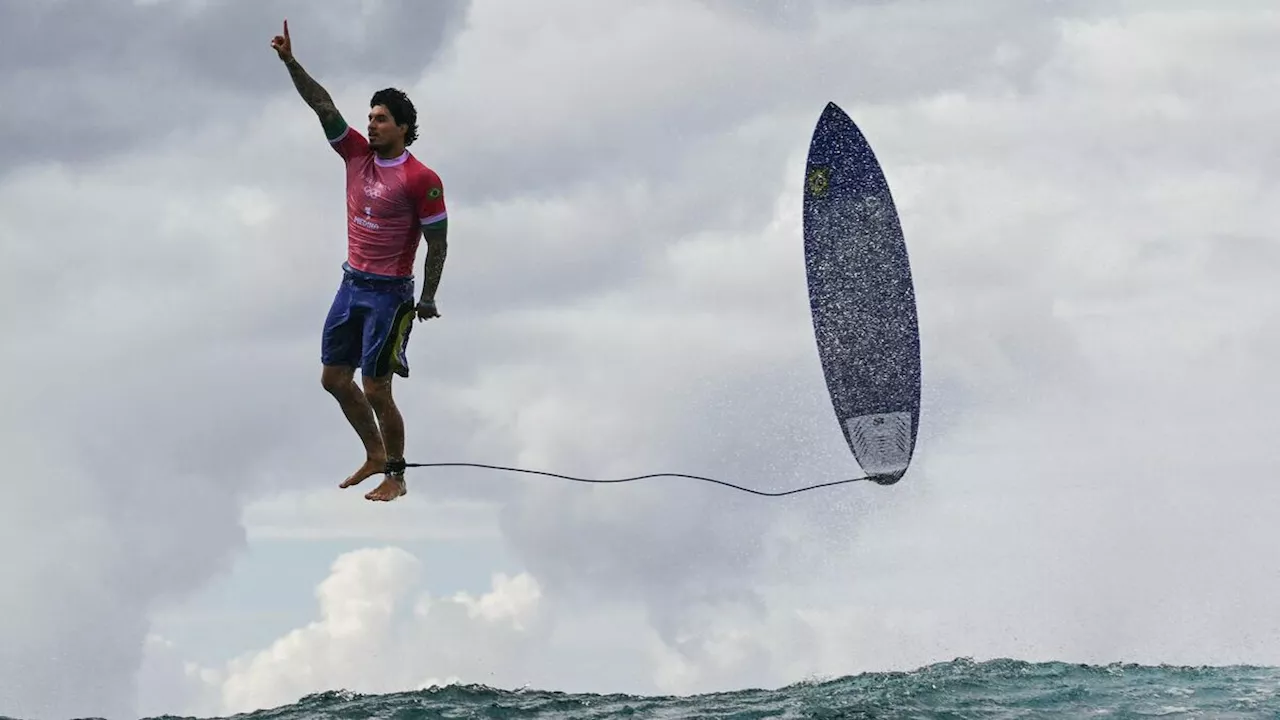 JO Paris 2024 : le surfer Gabriel Medina photographié en « lévitation » au-dessus de la mer