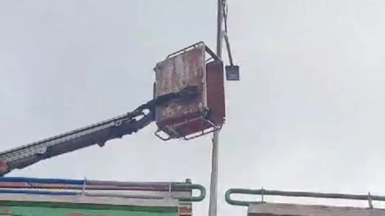 Pekerja Terjatuh dari Mobil Crane Saat Perbaiki Lampu Penerangan di Flyover Kalibalok, Seorang Tewas