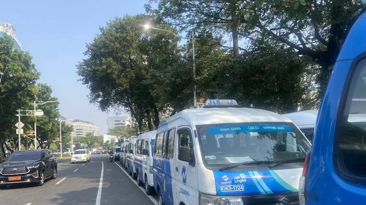 Ratusan Sopir JakLingko Demo di Balai Kota Jakarta, Arus Lalin Sekitar Monas Tak Bergerak