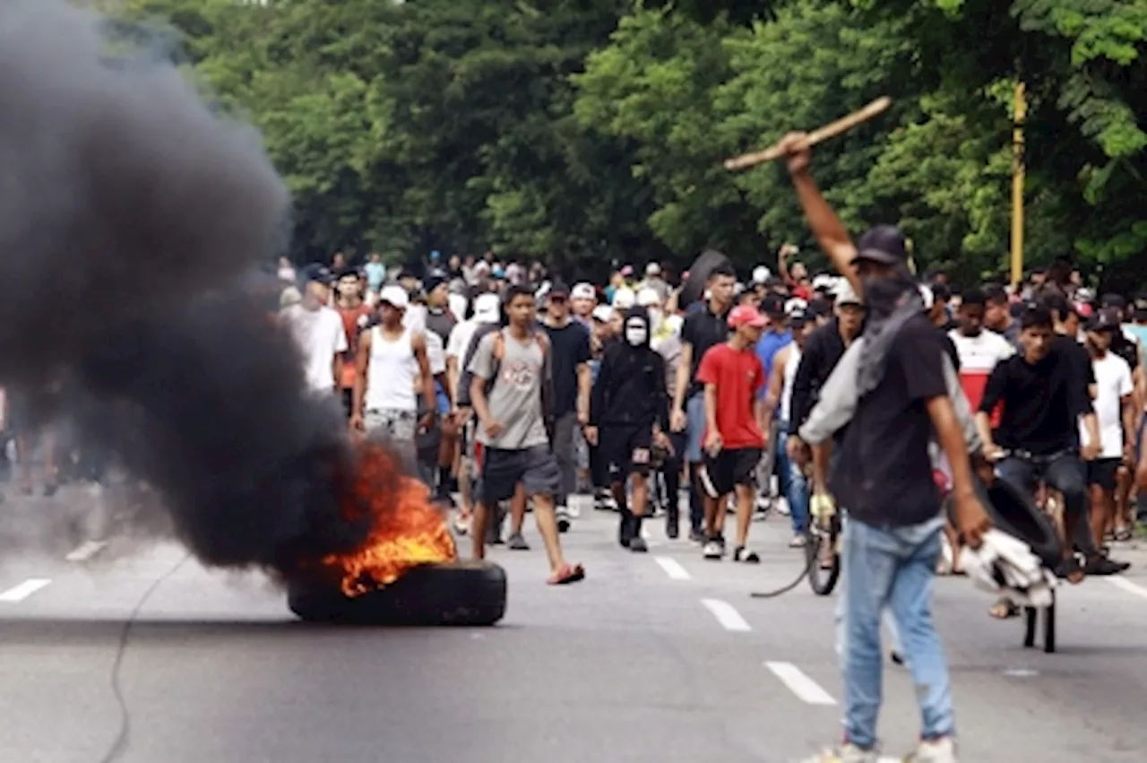 ‘It’s going to fall, this govt is going to fall!’: Protests erupt in Venezuela’s Caracas against Maduro’s disputed election win