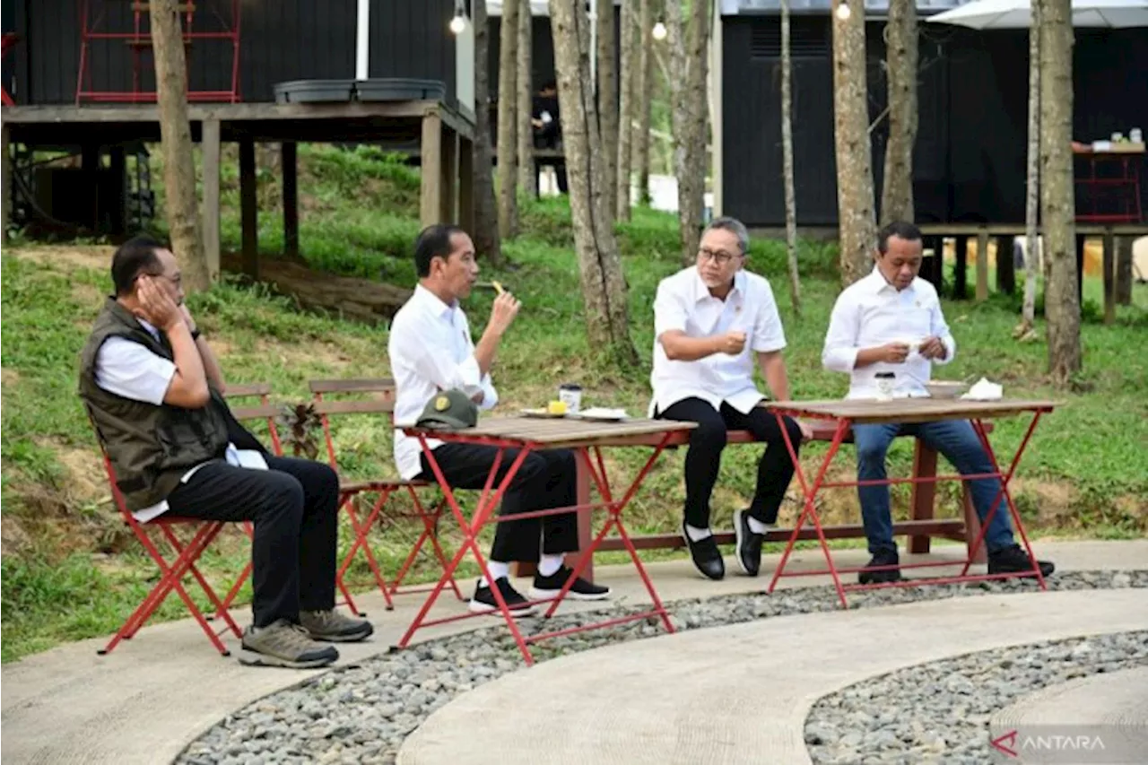 Hari Kedua di IKN, Presiden Jokowi Sarapan Soto Banjar dan Wedang Sereh