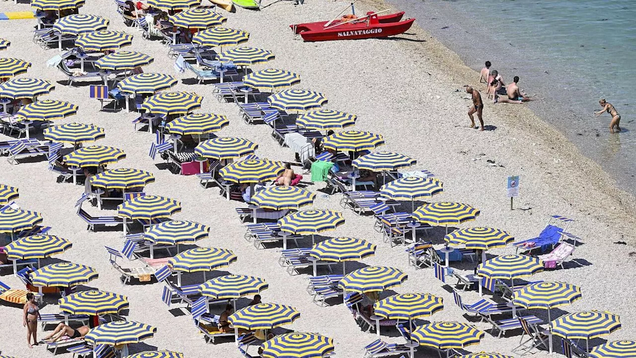 Spiagge, boom di richieste straniere per lettini e ombrelloni