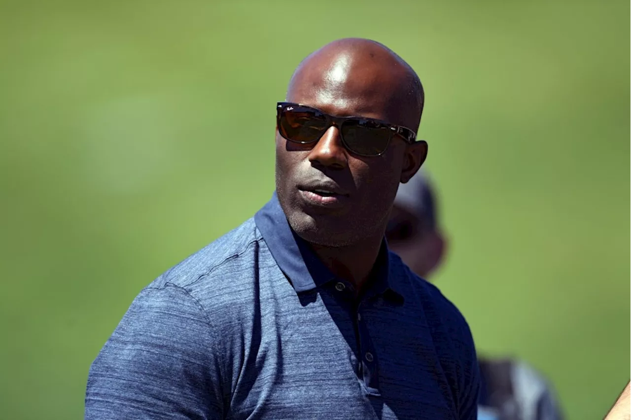 Terrell Davis says United Airlines banned him for weeks after he tapped flight attendant on shoulder