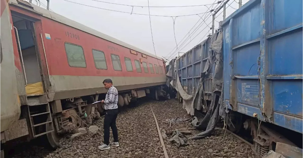 Jharkhand Train Accident : मुंबई-हावड़ा मेल हादसे के बाद ये ट्रेनें रद्द, कई का रूट बदला गया... देखें लिस्ट