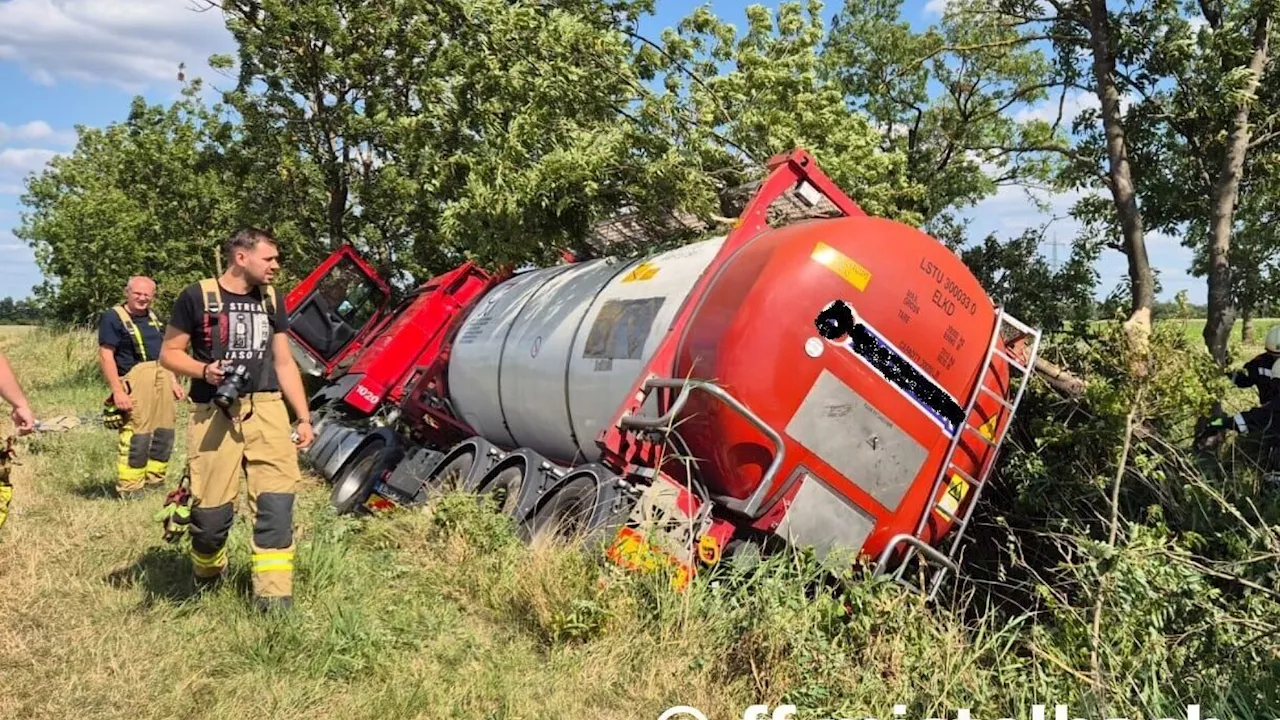 Drei Feuerwehren zogen Silo-Sattelzug aus dem Graben