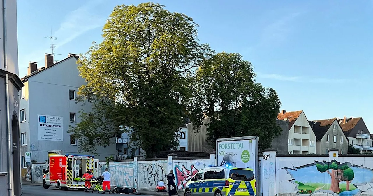 Schlaglochgefahr in Bielefeld: Rollerfahrer aus Enger prallt gegen Mauer