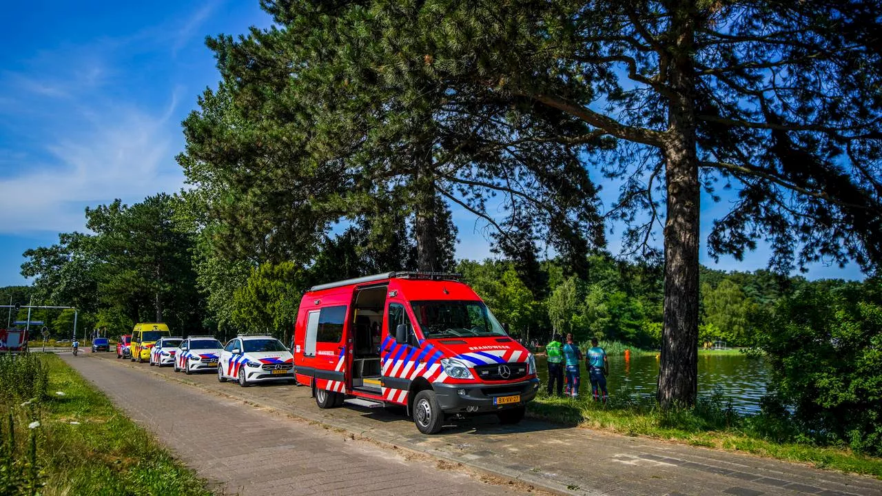 Zwemmer vermist, politie staakt zoekactie met duikteam en helikopter