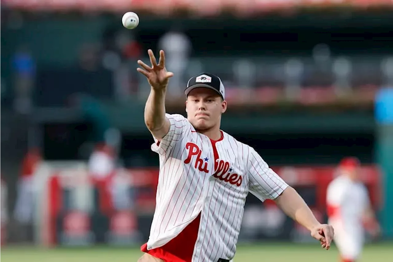 Flyers rookie Matvei Michkov meets Phillies’ Rob Thomson, takes in his first baseball game