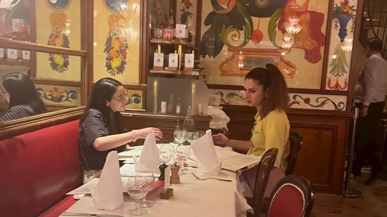 Ana Guevara es captada con su acompañante, Arely Nahle Balandrano, en restaurante en París