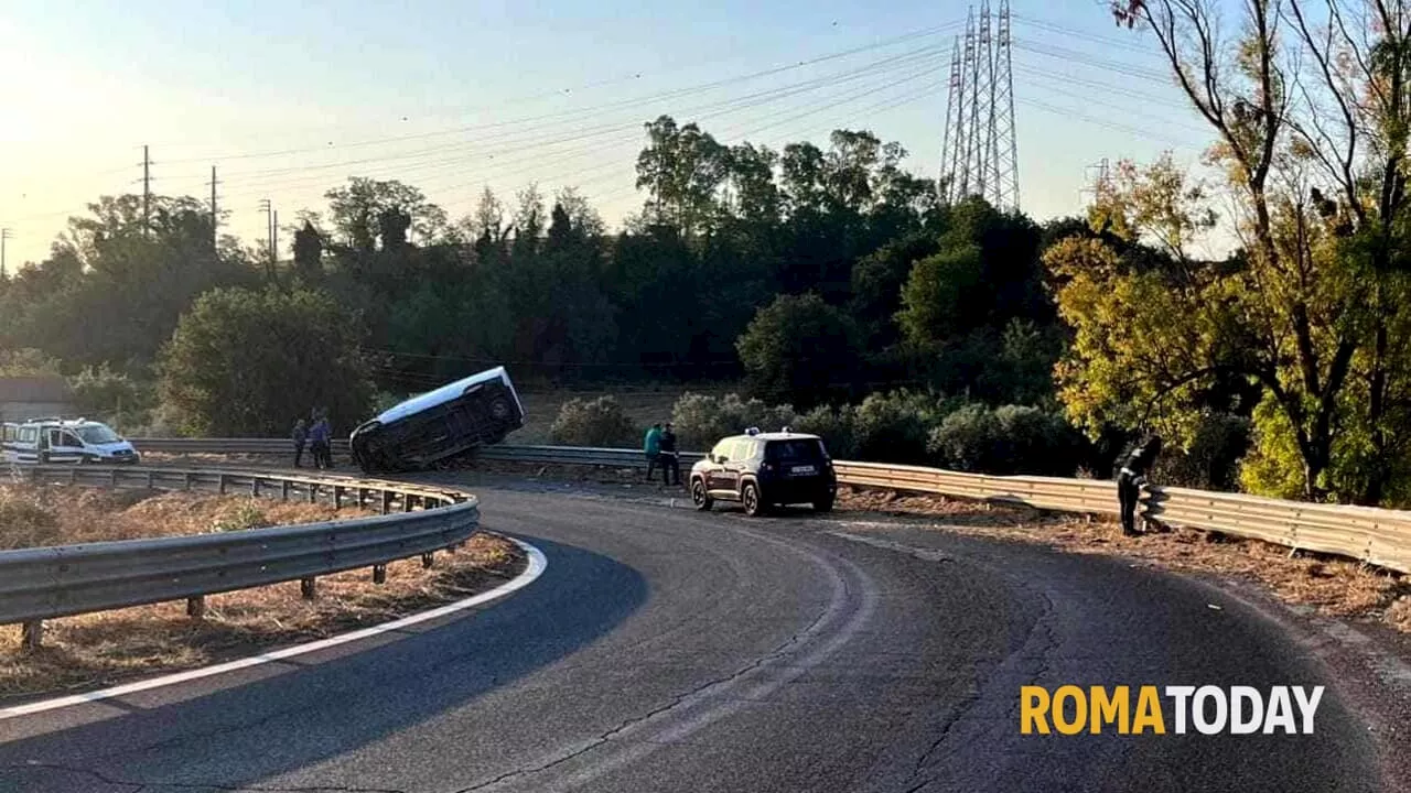 In fuga dai carabinieri sul furgone rubato finiscono fuori strada, morto un uomo